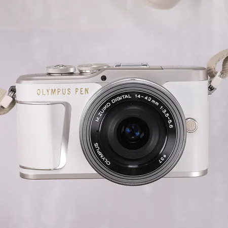 Systemkamera, Olympus Pen E-PL9 med linse 14-42mm 1:3,5-6,5 i eske med futteral, bærerem og lader. 