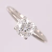 Ring i platina med diamant antatt 1,04ct, brilliant, TW SI1, Ø16mm, bredde 2mm, platina 950 Vekt: 4,2 g