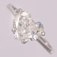 Diamantring, hjerteslipt diamant på ca 2,4ct H-I SI 2 - SI 3, Ø17,5mm, bredde 2,35mm, 14K Vekt: 4,1 g