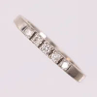 Ring diamanter 5 x 0,05ct, Ø18mm, bredde 2,5mm, hvitt gull, 14K Vekt: 3,7 g