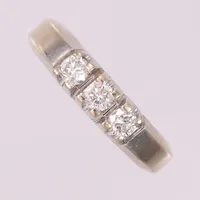 Ring diamanter 2 x 0,10ct W SI, 1 x hvit sten, Ø16mm, bredde 4mm, hvitt gull, 14K Vekt: 4,2 g