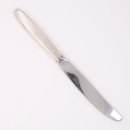 6 kniver (2 forskjellige størrelser, 3 av hver), Åre fra Tostrup, sølv 830/1000, knivblad i stainless steel, ca 20cm og 21cm , tot. Vekt: 441,4 g Kontakt Lånekontoret for frakt