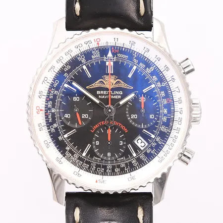 Breitling Navitimer AOPA limited edition 18/500, stål, automatisk, 41mm, ref: A23322, safirglass, kronograf, lær-rem, med boks, chronometer-sertifikat og digitalt sertifikat datert 22.05.2015 (Urmaker Bjerke) Vekt: 0 g Kontakt Lånekontoret for frakt