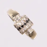 Ring med diamanter og safirer, Ø17,5mm, bredde 2-8mm, 14K Vekt: 2,3 g