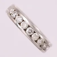 Ring med 9 briljantslipte diamanter totalt ca. 0,90ct, TCR/Wesselton - Si, Ø18mm, bredde 5mm, platina 950, gravert Vekt: 9,6 g