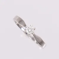 Ring med briljantslipt diamant 0,23ct, TW/SI, Ø18,5mm, bredde 2-8mm, hvitt gull, 14K, med sertifikat og eske fra Bjørklund Vekt: 2,4 g