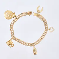 Armbånd med charms, lengde 18cm, bredde 6mm, 14K Vekt: 17,4 g