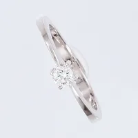 Ring med diamant ca. 0,17ct, Ø 17,2mm, bredde 2,4-3,7mm, 18K Vekt: 3 g