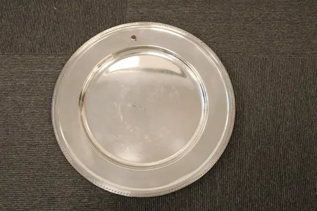 Sølvfat, diameter 38cm, 830S, "Chrysler" Vekt: 1063 g Kontakt Lånekontoret for frakt