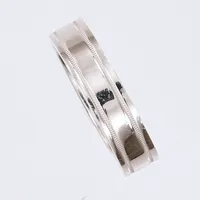 Forlovelsesring Tiffany&Co  Milgrain Band, Ø 21,7mm, bredde 6mm,  PT950. Utstillt på Grønland Vekt: 16,2 g