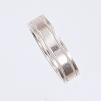 Forlovelsesring Tiffany&Co Milgrain Band, Ø 19,2 mm, bredde 6mm, PT950. Utstillt på Grønland Vekt: 14,7 g