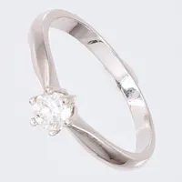 Ring med diamant 0,35ct W Si, Ø 18mm, bredde 2-5mm, 14K Vekt: 2,7 g