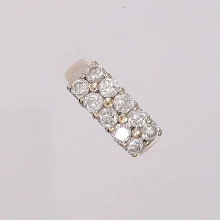 Ring med 10 diamanter og labdiamanter, ca 1,5ct, ø 17mm, bredde 2,5-7,3mm, 18K Vekt: 5,1 g Kontakt Lånekontoret for frakt