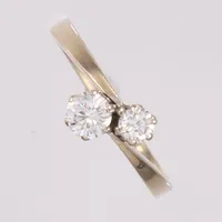 Ring med 2 diamanter ca 0,21 og 0,38ct, ø 18,5mm, 14K Vekt: 3 g