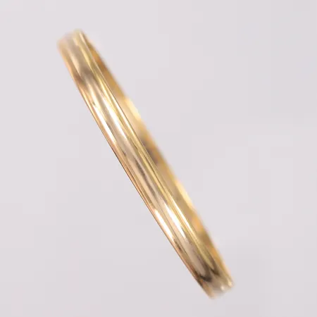 Armring diameter 6cm, bredde 5,3mm, 18K. Utstilt på Grønland Vekt: 12,6 g Kontakt Lånekontoret for frakt