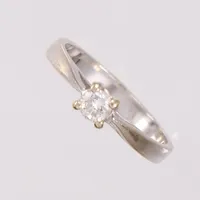 Ring med diamant 0,20ct, ø 16,5mm, bredde 2,8mm, 14K Vekt: 2,4 g