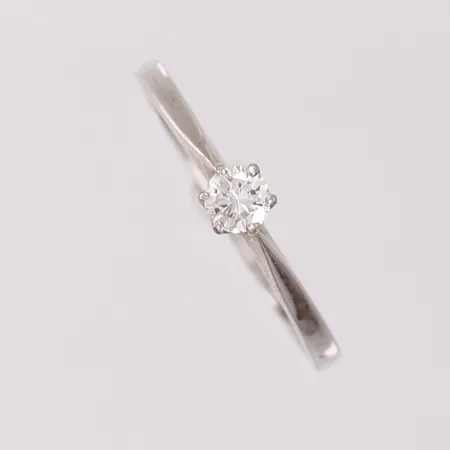 Ring med diamant ca 0,17ct, ø 17mm, 18K. Utstilt på Grønland.  Vekt: 1,9 g Kontakt Lånekontoret for frakt