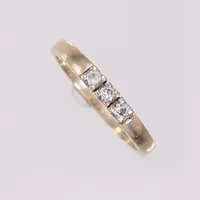 Ring med 3 diamanter, ca 0,06ct, ø 16mm, 14K Vekt: 2 g