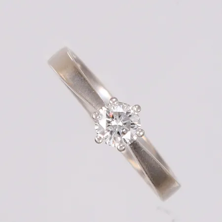 Ring med diamant 0,35ct, ø 16,7mm, 14K, C.LANGAARD. Utstilt på Grønland.  Vekt: 2,5 g Kontakt Lånekontoret for frakt