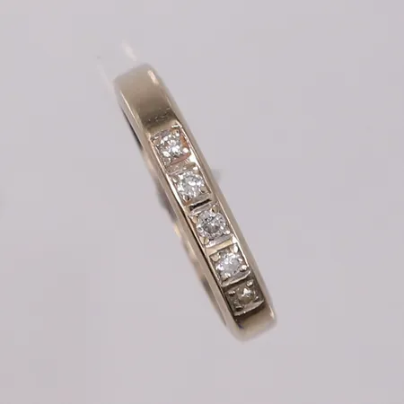 Ring med 1 diamant (ca. 0,03ct) og 4 blanke stener, ø 17mm, hvitt gull, 14K Vekt: 3,6 g Kontakt Lånekontoret for frakt