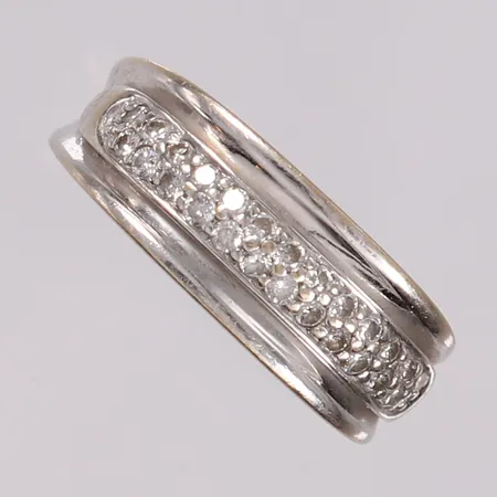 Ring, hvitt gull med diamanter, 0,3ct totalt, ø 16,5mm, bredde 2,5-7,6mm, 18K Vekt: 4,5 g