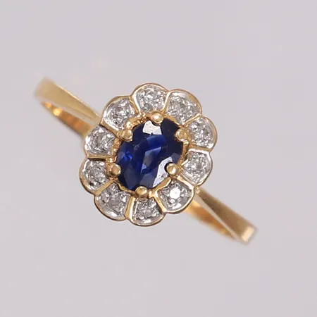 Ring med safir og 10 diamanter ca 0,10ct totalt, ø 17,5mm, bredde 2-10,7mm, 18K Vekt: 2,8 g