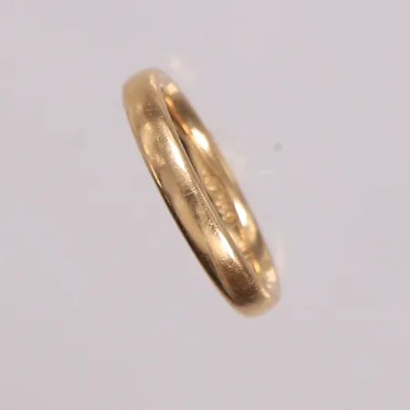 Gullring (gravert), diameter 17 mm, bredde2,9 mm, 14K, 2,8 g. Kontakt Lånekontoret for frakt