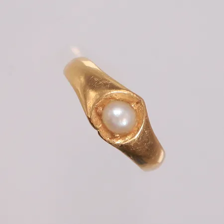 Ring med perle, ø16mm, bredde 3-7,4mm, 22K Vekt: 3,7 g