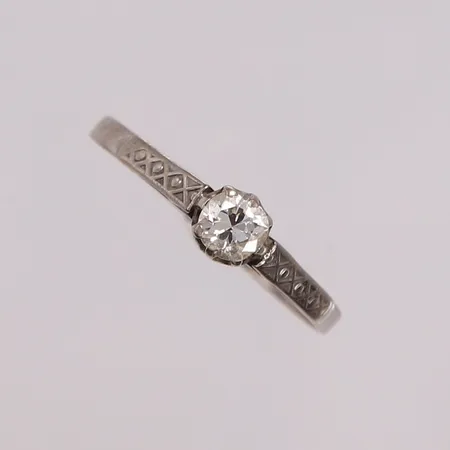 Ring med diamant ca 0,25ct, ø18,5mm, bredde 1,5-4,8mm, 14K Vekt: 1,9 g