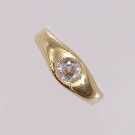 Ring med klar sten, ø18,5mm, bredde3,1-7,1mm, 14K Vekt: 3,8 g