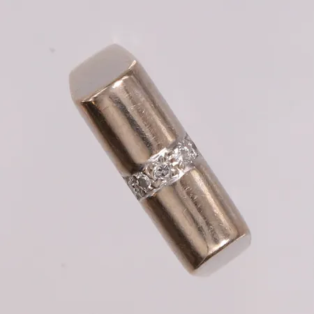 Ring med 5 diamanter ca 5x0,01ct, ø 18,2mm, bredde 2,8-6,6mm, 14K Vekt: 7,9 g