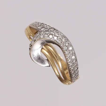 Ring, tofarget med klare stener, ø 17,5mm, bredde 2,3-11,7mm, 14K Vekt: 3,1 g