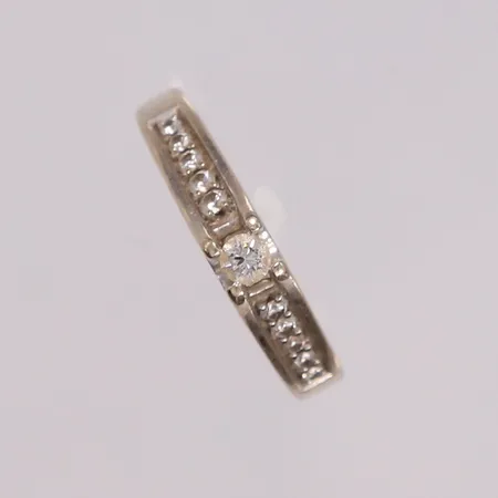 Ring, hvitt gull med 10 diamanter 0,23ct, ø 16mm, bredde 1,7-3,6mm, 14K Vekt: 2,4 g