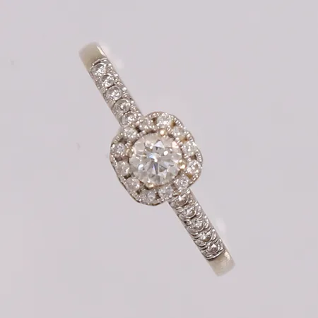 Ring med diamant ca 0,15ct, ø 17mm, bredde 1,7-6,5mm, 14K Vekt: 2,5 g