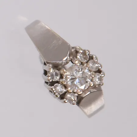 Ring med diamanter, midtsten 0,33ct og 0,18ct i.h.t gravering, ø 16,5mm, bredde 2,2-9,4mm, 18K Vekt: 3,5 g