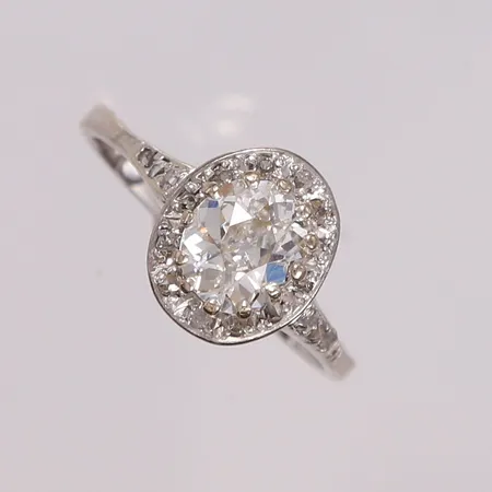 Ring med diamant, ca 1,00ct (inneslutninger), ø ca 17mm (oval), 14K Vekt: 3,8 g