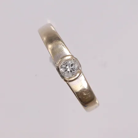 Ring med diamant, ca 0,18ct, ø 17,4mm, bredde 2,2-4,2mm, 14K Vekt: 2,2 g