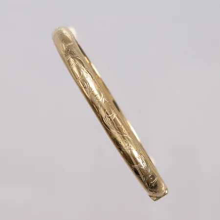 Armring oval og siselert, 55x60mm, bredde 7mm, 14K Vekt: 11,9 g Kontakt Lånekontoret for frakt