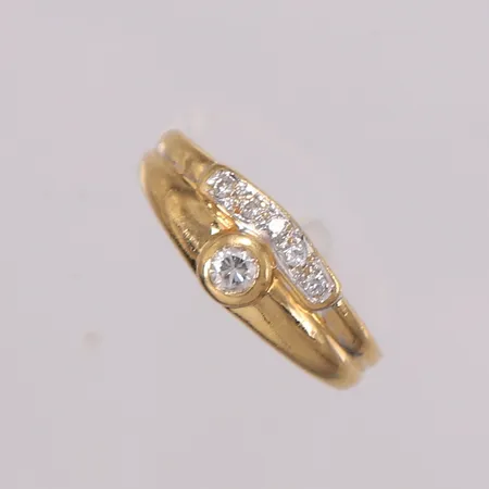 Ring med diamanter 0,12ct, ø 15mm, bredde 2-6,3mm, 18K Vekt: 2,8 g Kontakt Lånekontoret for frakt