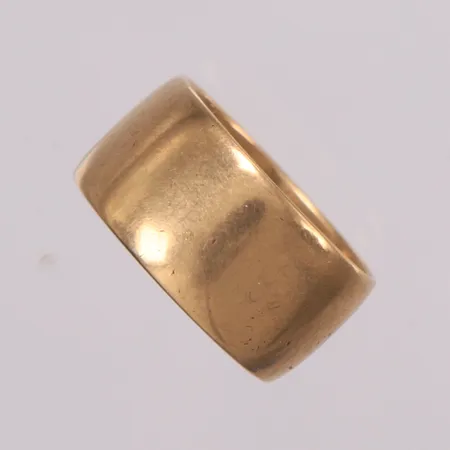 Ring, ø 18,5mm, bredde 10,4mm, 14K, gravering Vekt: 10,1 g Kontakt Lånekontoret for frakt