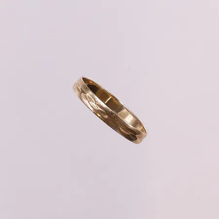 Ring, ø ca 19,5mm, bredde 3mm, gravert, bulket, 14K. Vekt: 1,6 g Kontakt Lånekontoret for frakt