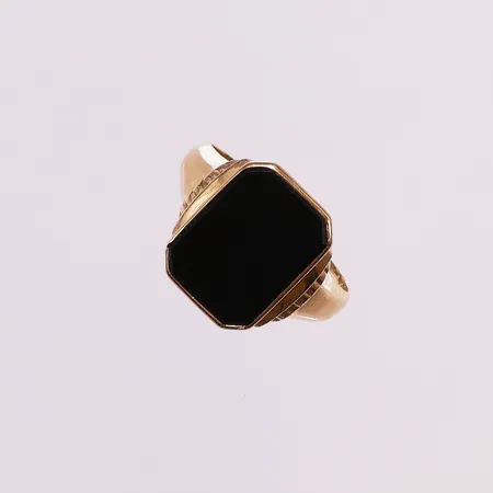 Ring med onyx, ø 19mm, bredde 2-15mm, gravert, noe bulket, 18K Vekt: 3,6 g Kontakt Lånekontoret for frakt