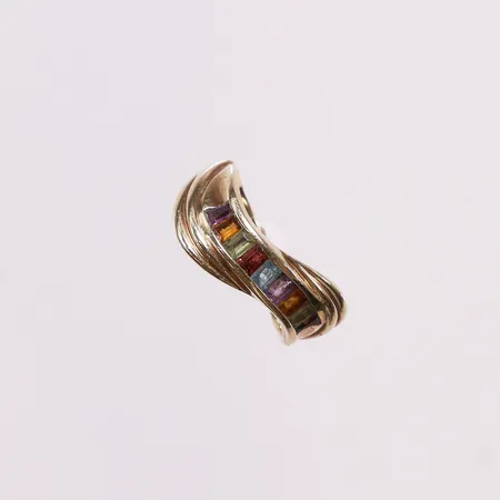 Ring med fargede stener, ø18mm, bredde 2-7mm, 14K. Vekt: 3,2 g Kontakt Lånekontoret for frakt
