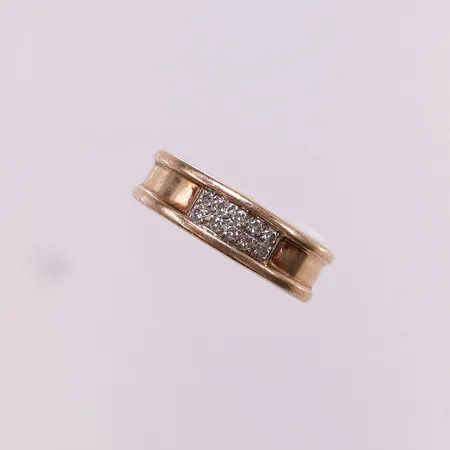 Ring med diamanter 10x ca 0,01ct, ø19mm, bredde 5-7mm, 14K Vekt: 7,1 g Kontakt Lånekontoret for frakt