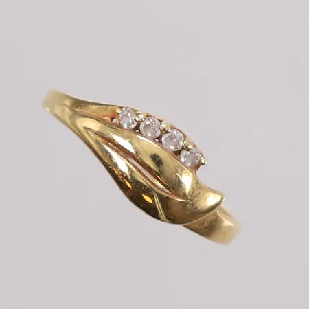 Ring med blanke stener, ø=17.75 mm, bredde 2 - 7 mm, 14K. Vekt: 0 g Kontakt Lånekontoret for frakt