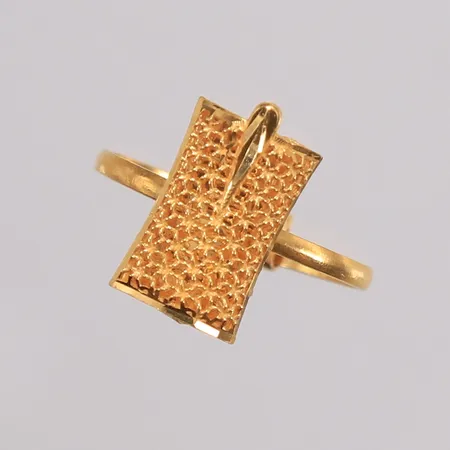 Ring, justerbar størrelse max ø=20 mm, bredde 1,6 mm, 21K,  (Lån A5704-A5707 er i samme design). Vekt: 1,8 g Kontakt Lånekontoret for frakt