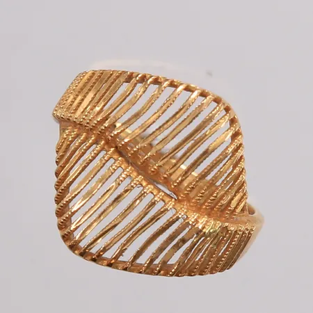 RIng, ø=18,25 mm, bredde 2,7 - 18,6 mm, 21K.  Vekt: 4,8 g Kontakt Lånekontoret for frakt