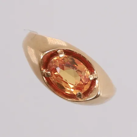 RIng med safirl, ringens diameter 17,5 mm, bredde 2,3 - 8,9 mm, 14K.  Vekt: 2,6 g Kontakt Lånekontoret for frakt