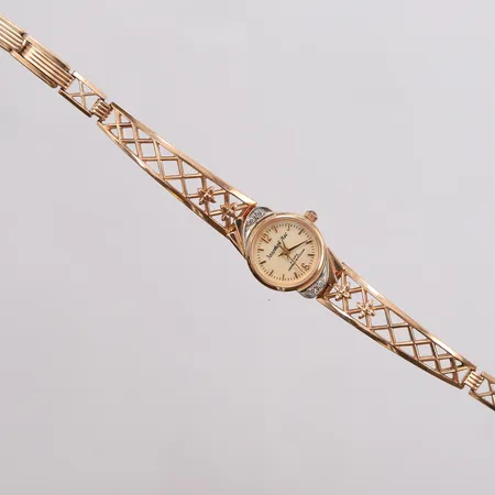 Dameur av russisk klokkemerke, lengde 16,2cm, kvarts (behøver nytt batteri), gull i boett og lenke, 4 små diamante, 14K. Vekt: 0 g Kontakt Lånekontoret for frakt