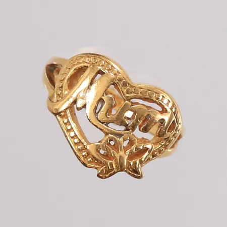 Ring med tekst "Mum", Ø15,5mm, bredde 6-12mm, noe bulkete, 22K Vekt: 6 g Kontakt Lånekontoret for frakt